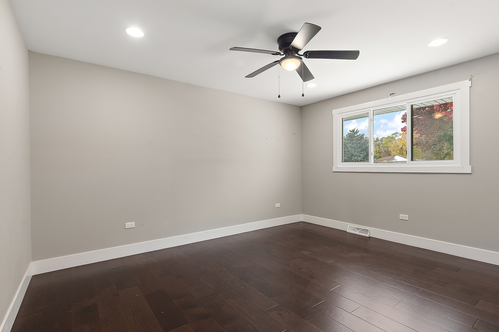 7433 S 88th Avenue, Justice, IL 60458