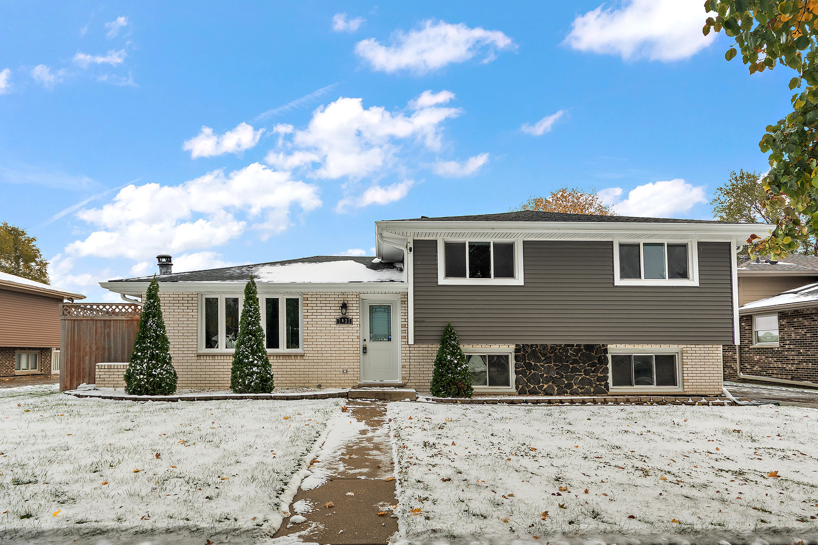 7433 S 88th Avenue, Justice, IL 60458