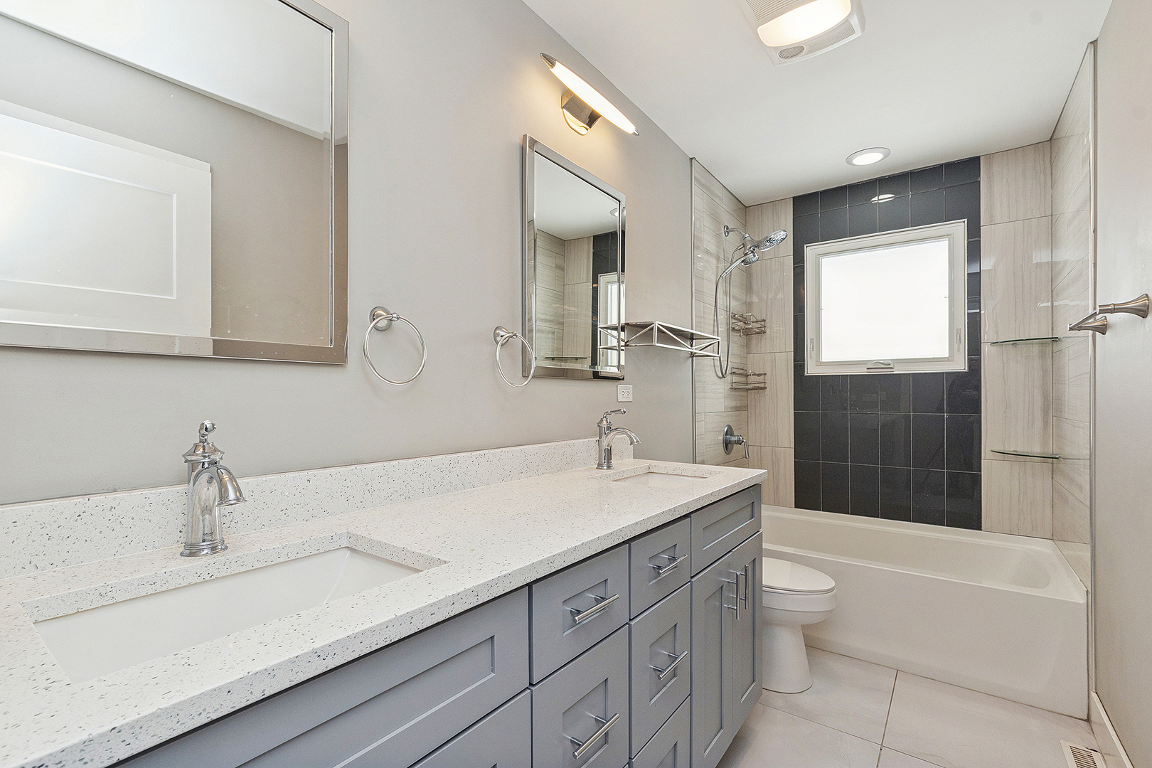 7433 S 88th Avenue, Justice, IL 60458