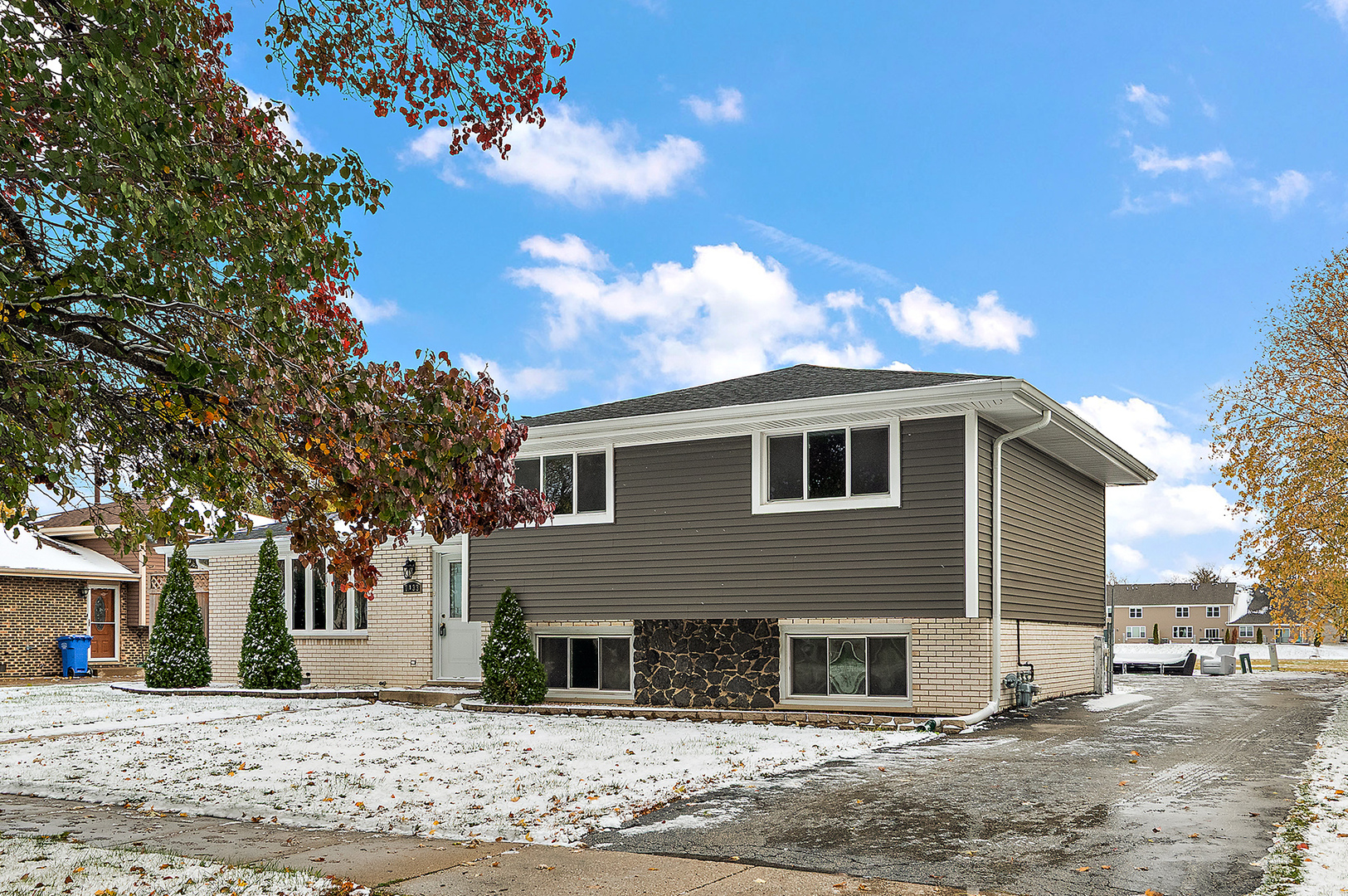 7433 S 88th Avenue, Justice, IL 60458