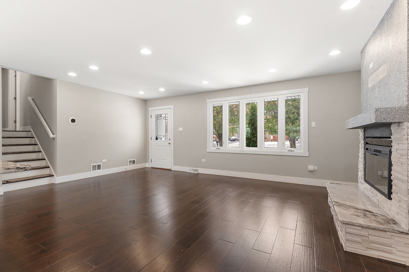 7433 S 88th Avenue, Justice, IL 60458