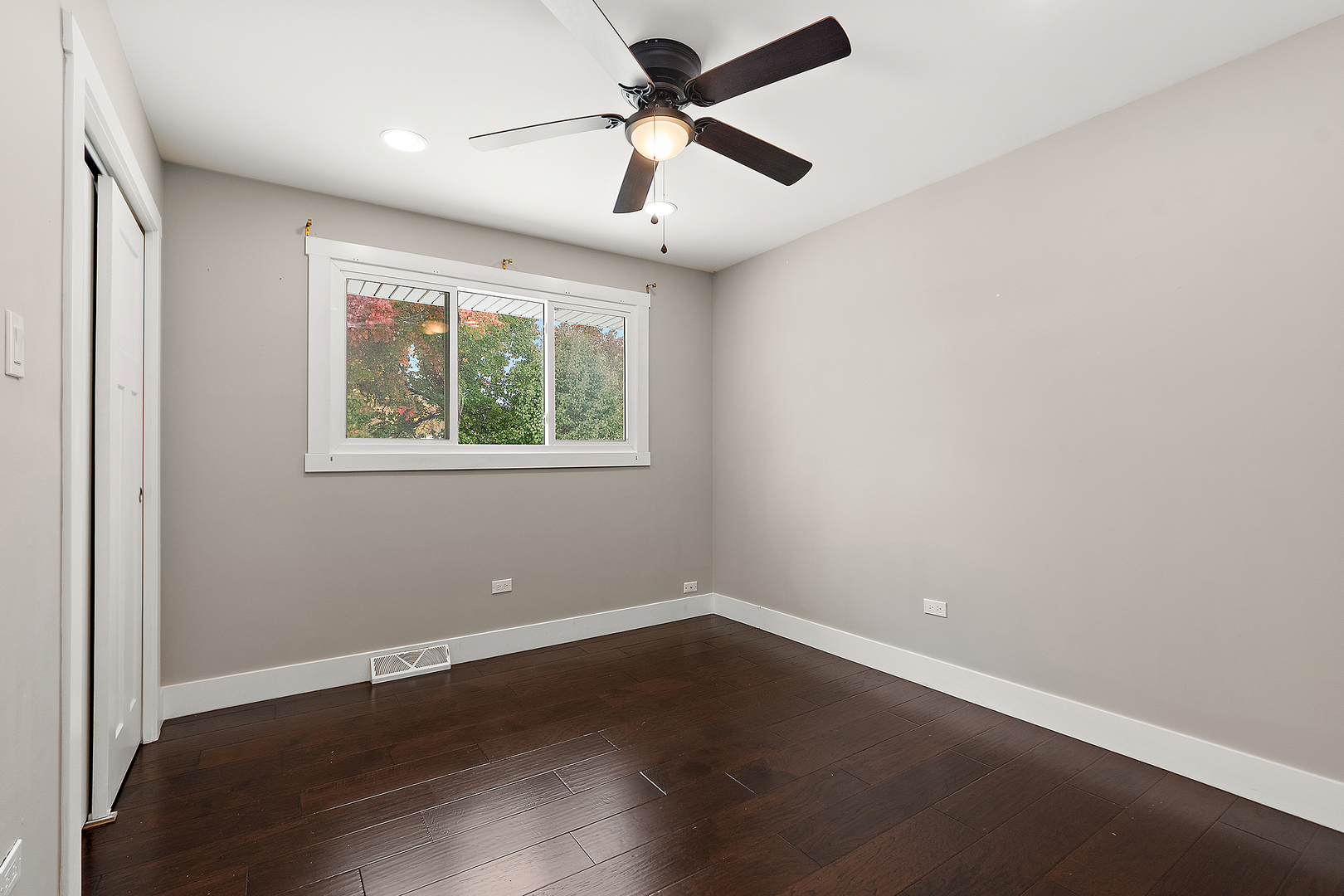 7433 S 88th Avenue, Justice, IL 60458