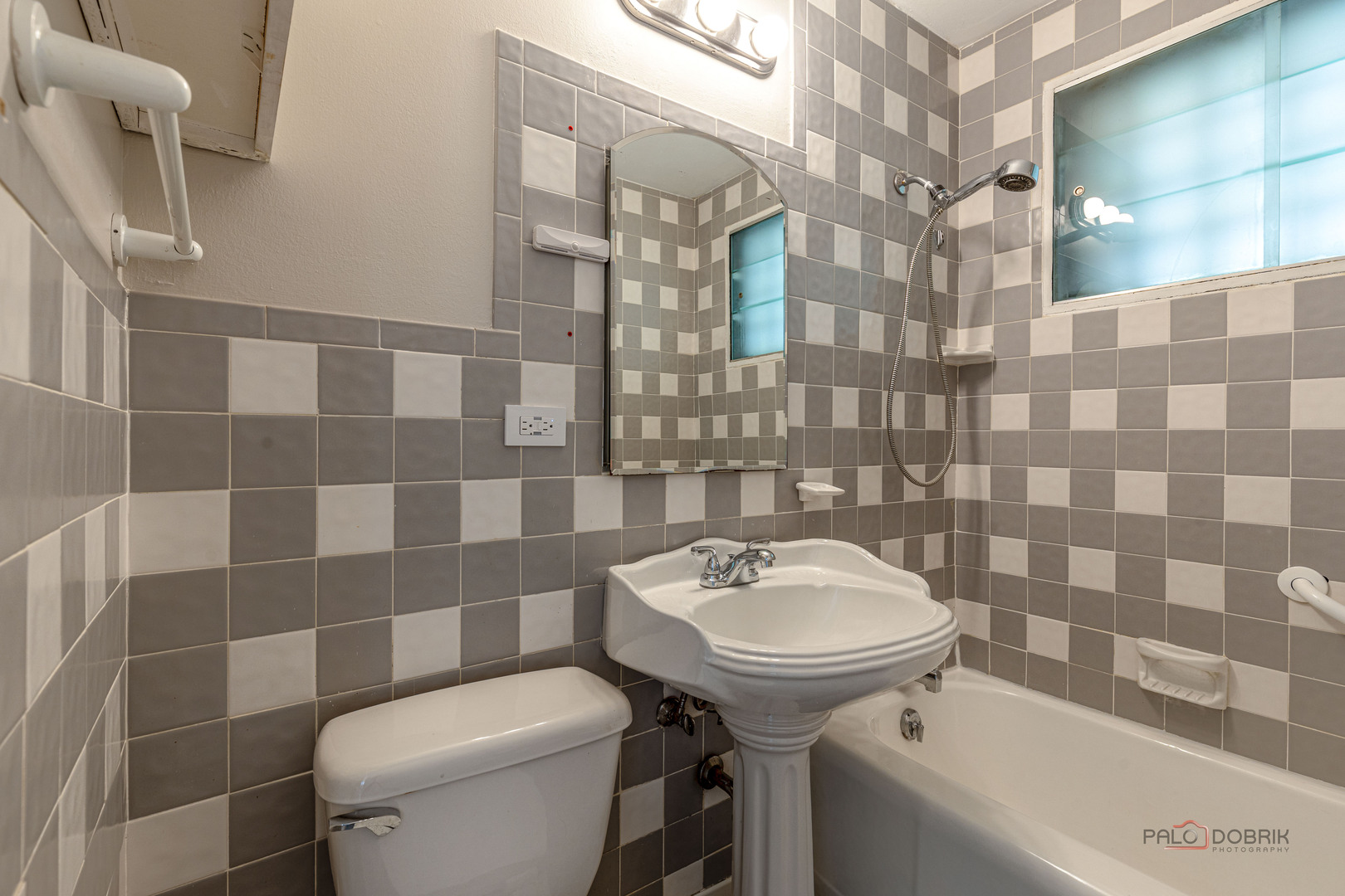 858 E Grant Drive, Des Plaines, IL 60016