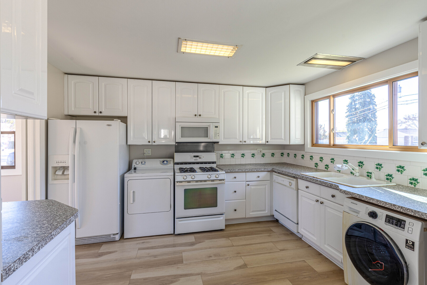 858 E Grant Drive, Des Plaines, IL 60016