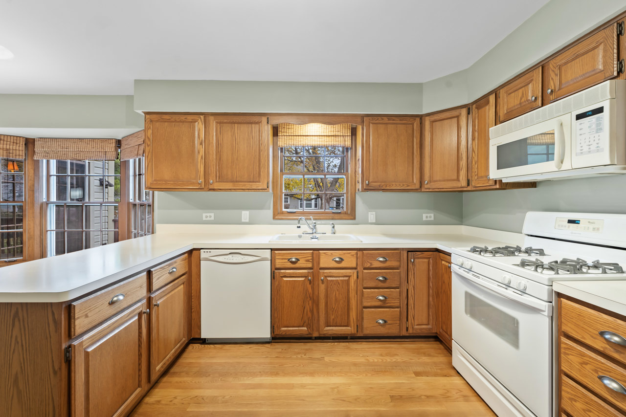 27W154 Chartwell Drive, Winfield, IL 60190