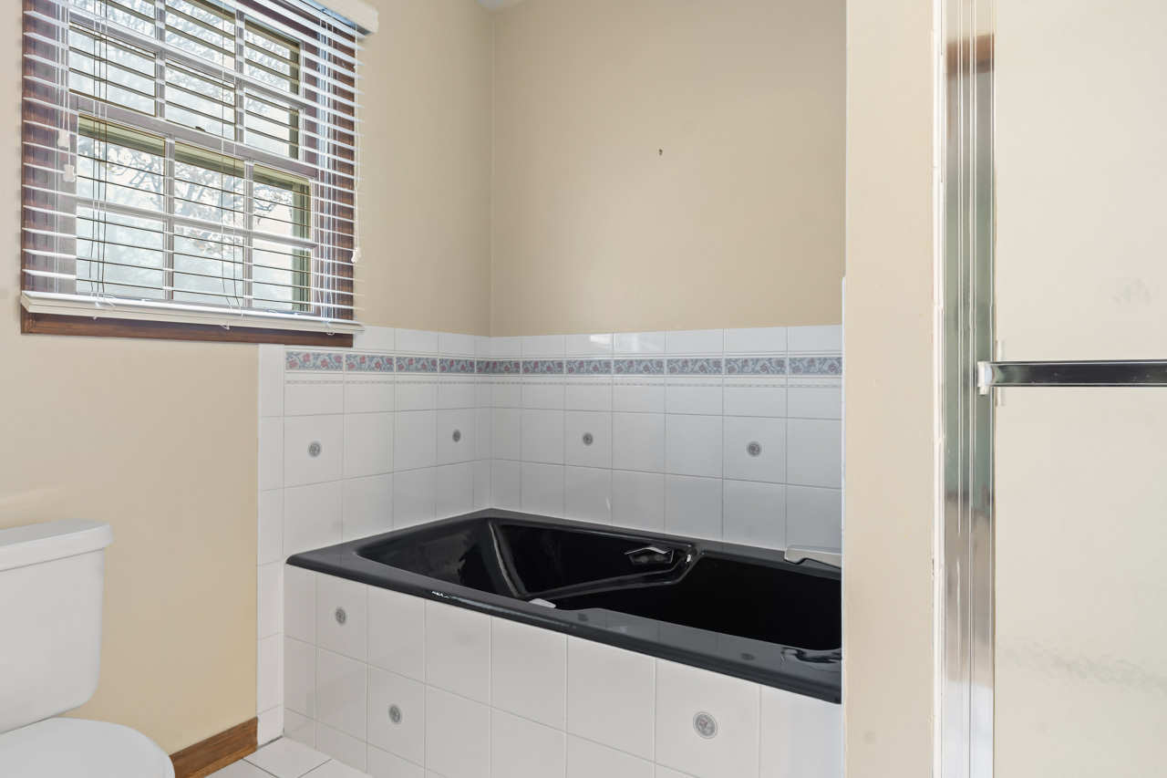 27W154 Chartwell Drive, Winfield, IL 60190