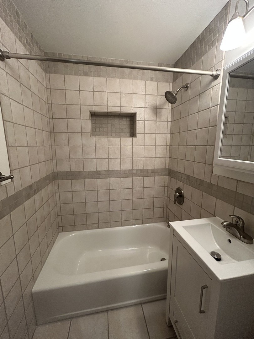 946 E Grant Drive, Des Plaines, IL 60016