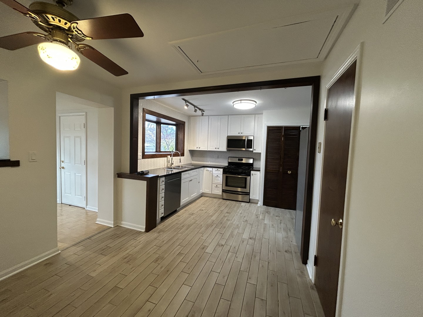 946 E Grant Drive, Des Plaines, IL 60016