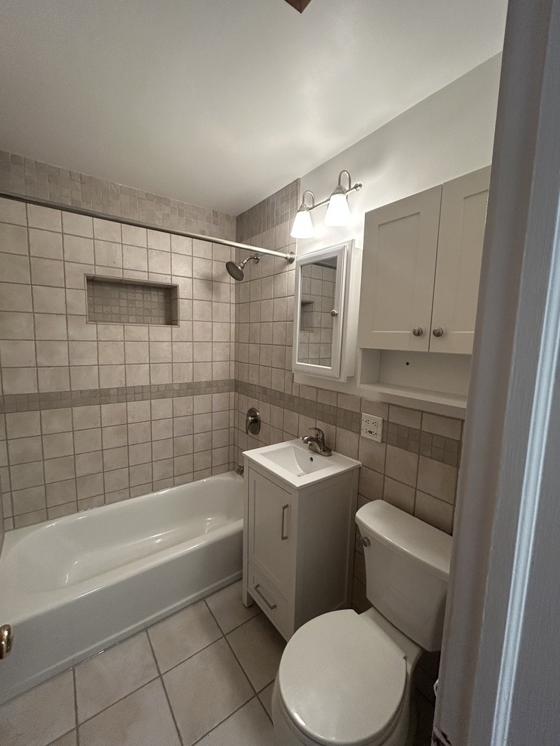 946 E Grant Drive, Des Plaines, IL 60016