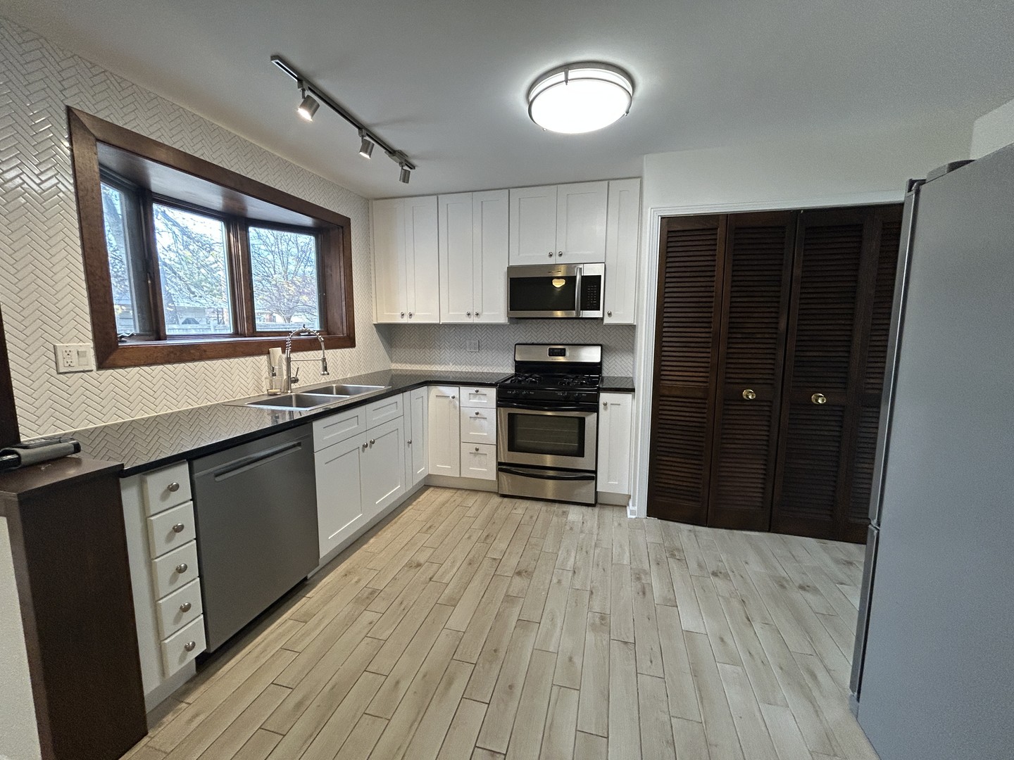 946 E Grant Drive, Des Plaines, IL 60016