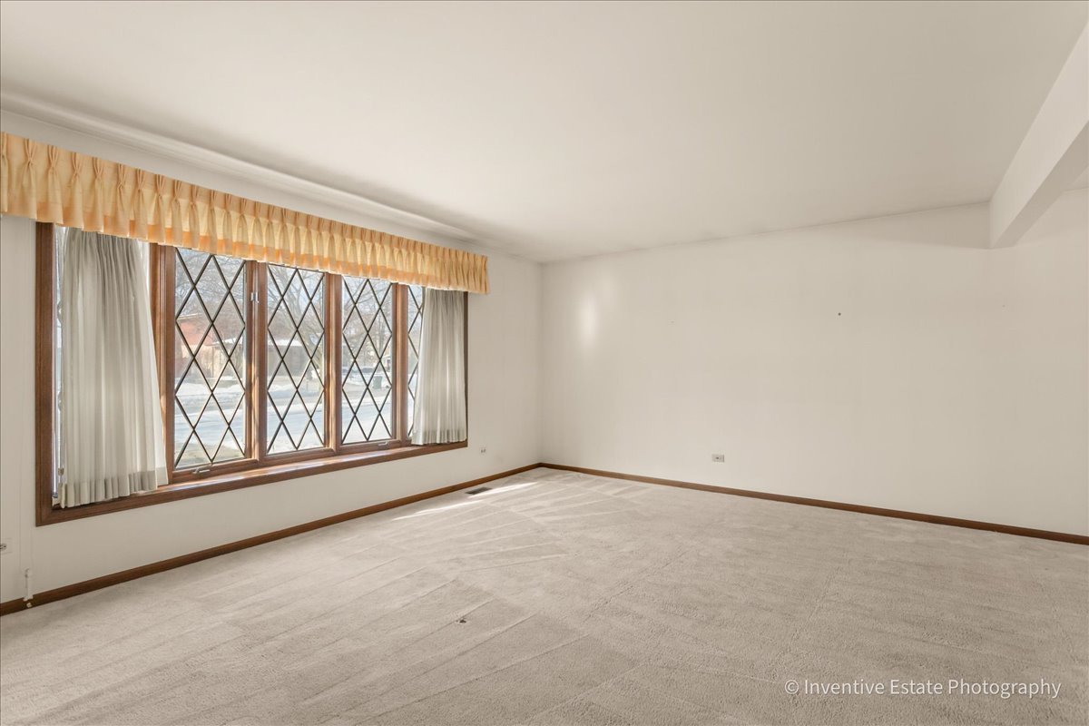 8209 Middlebury Avenue, Woodridge, IL 60517