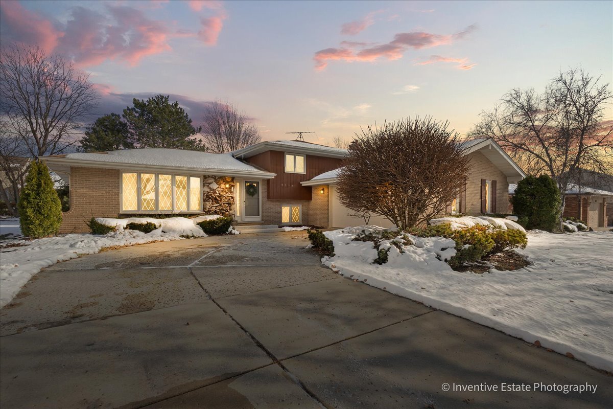 8209 Middlebury Avenue, Woodridge, IL 60517