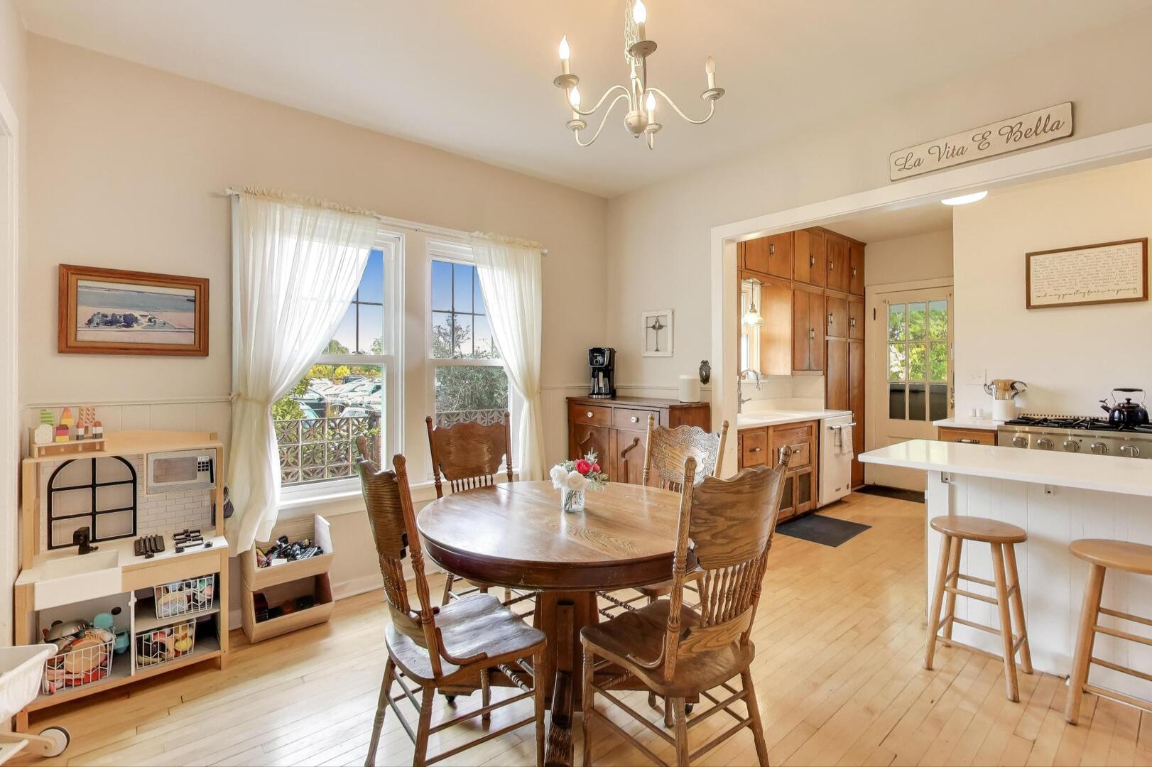 121 W Fremont Street, Arlington Heights, IL 60004