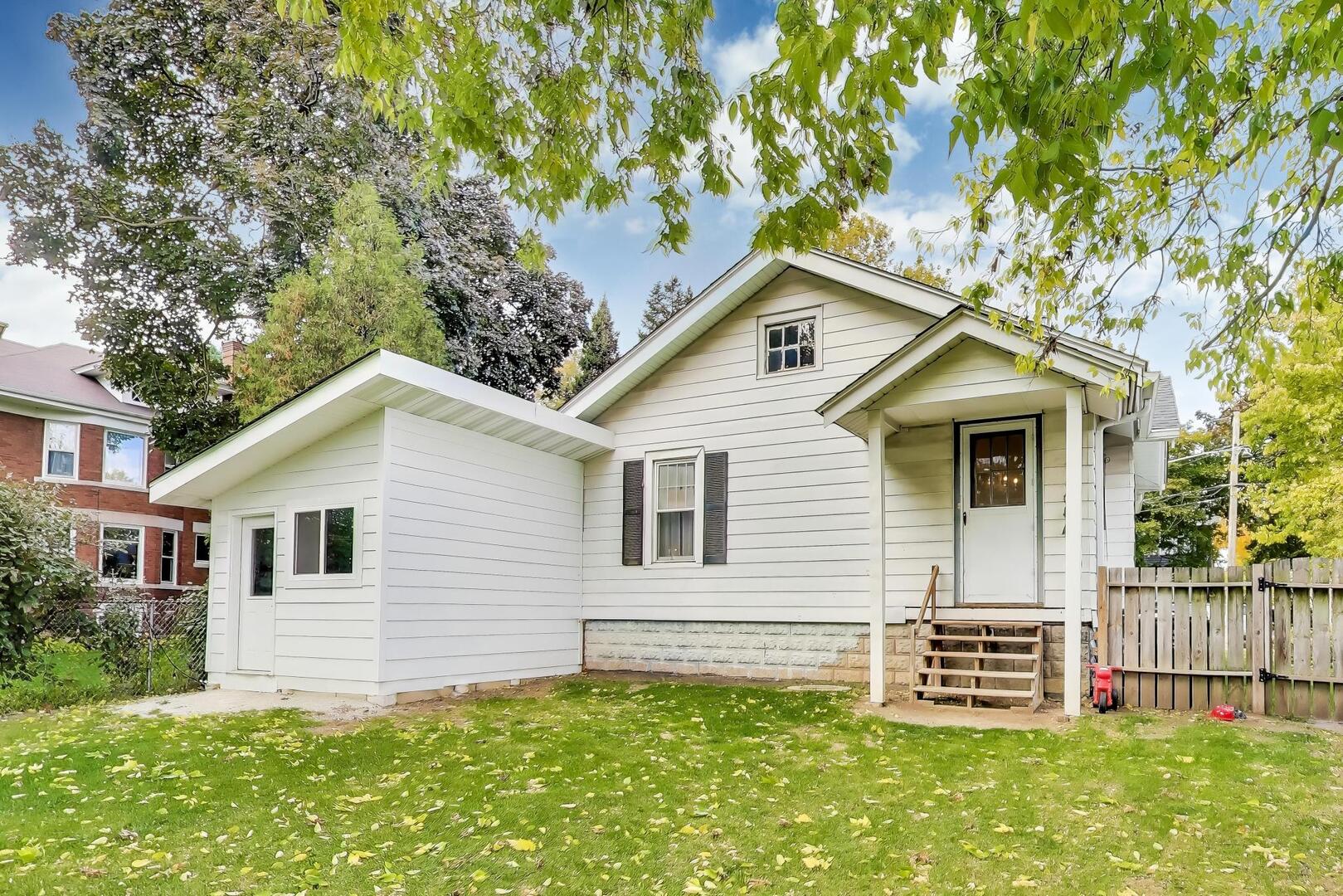 121 W Fremont Street, Arlington Heights, IL 60004