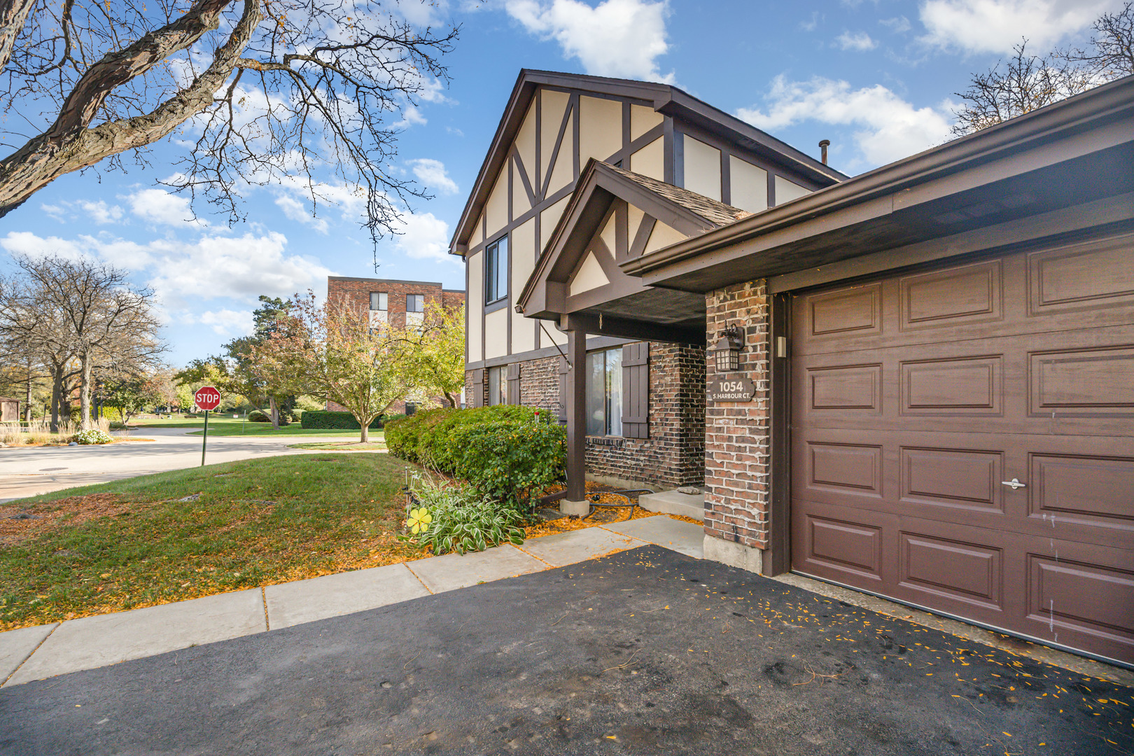 1054 Harbour Court #1A, Wheeling, IL 60090