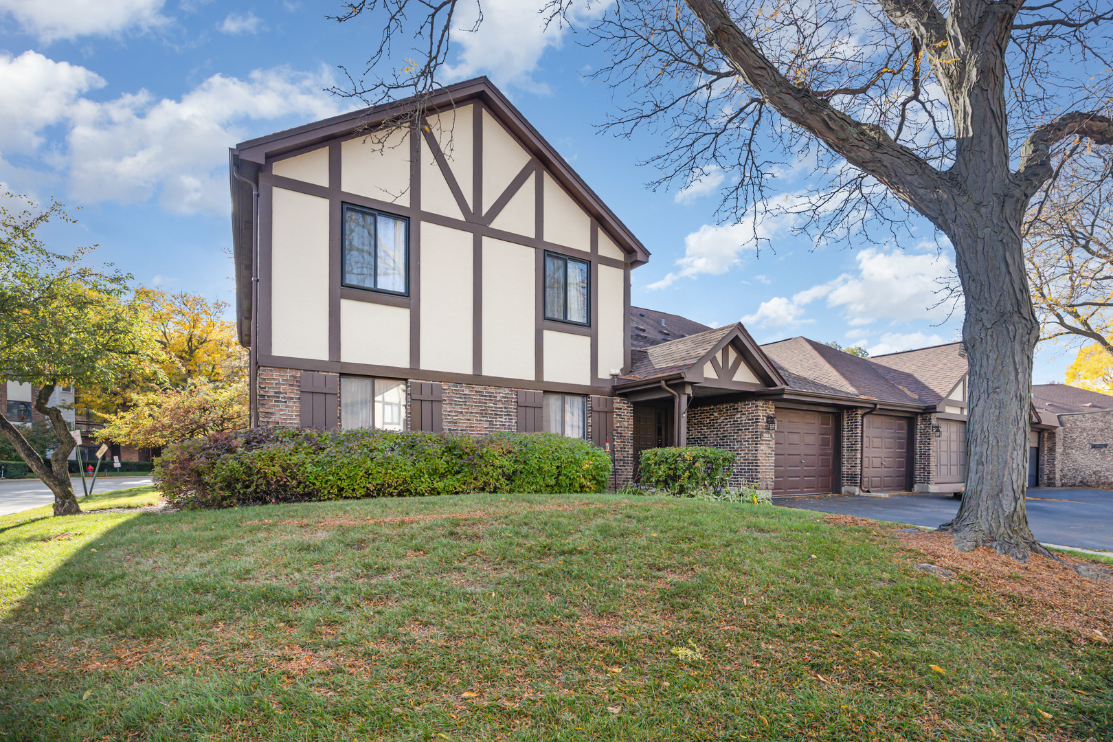 1054 Harbour Court #1A, Wheeling, IL 60090