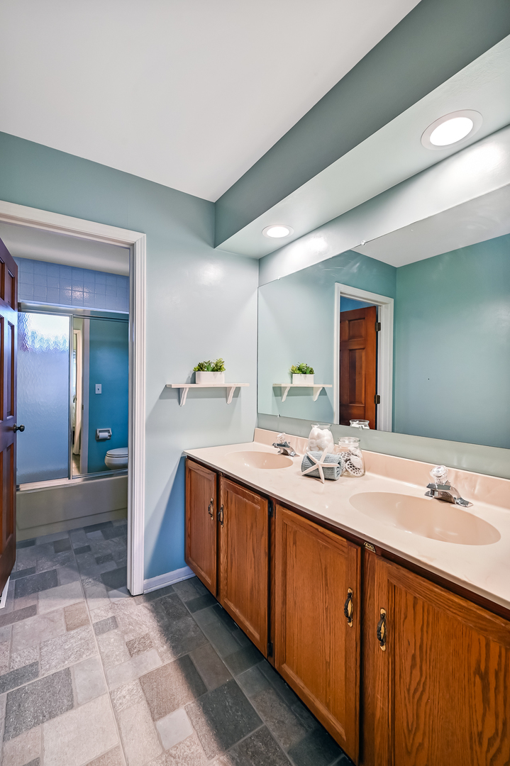 109 Meadowlark Drive #109, Countryside, IL 60525