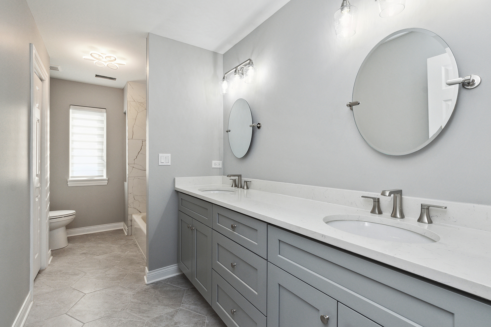 6705 W 91st Place, Oak Lawn, IL 60453