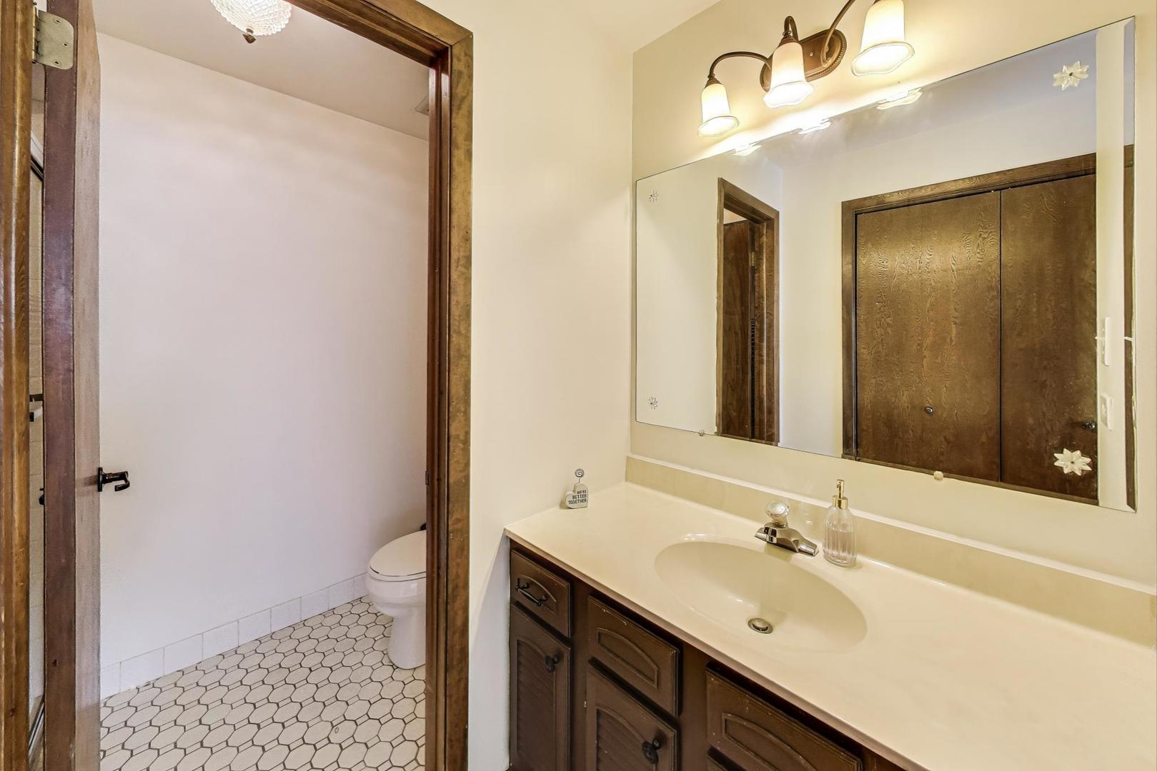 5840 W 104th Street #209, Oak Lawn, IL 60453