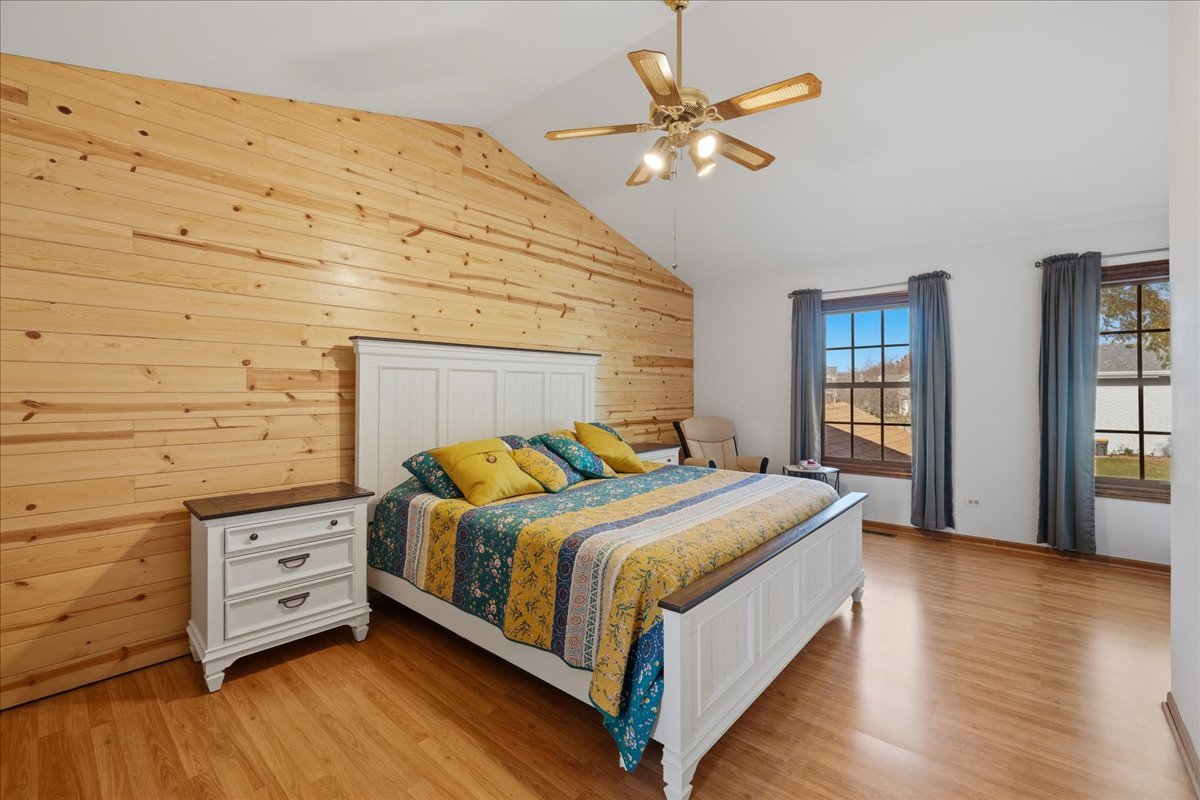 41 Whispering Drive, Streamwood, IL 60107