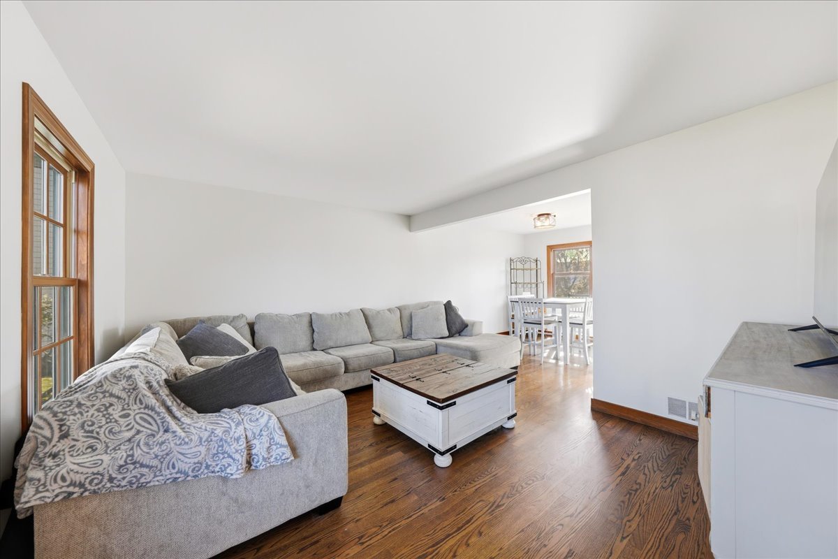 41 Whispering Drive, Streamwood, IL 60107