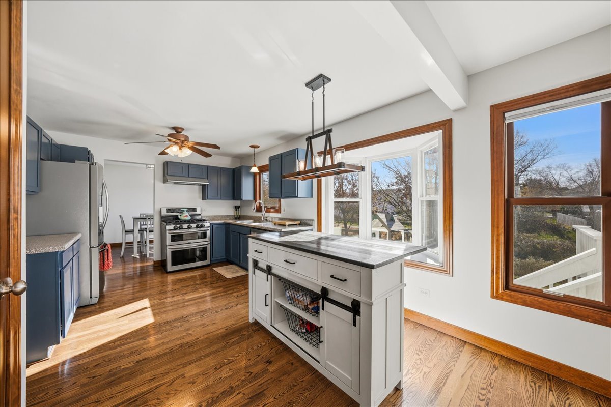 41 Whispering Drive, Streamwood, IL 60107