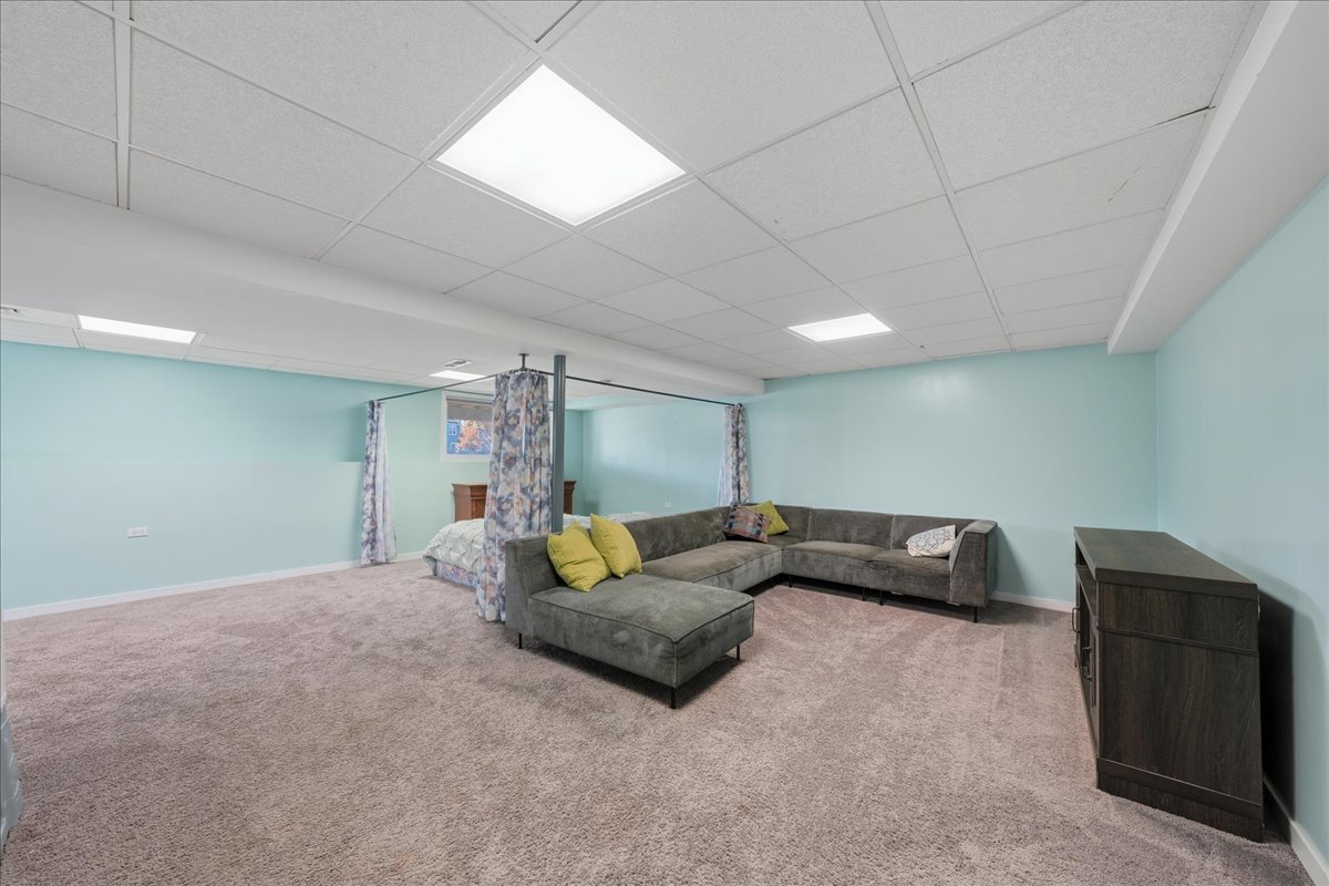 41 Whispering Drive, Streamwood, IL 60107