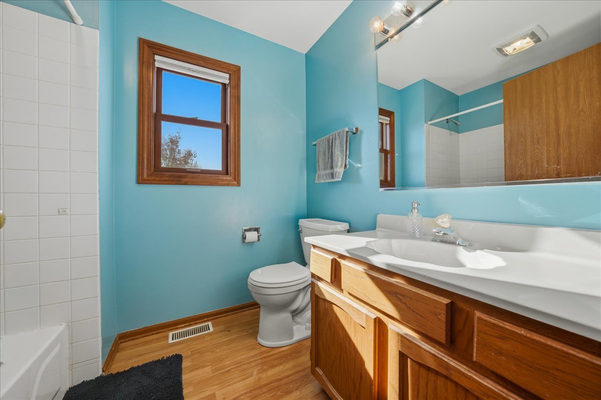 41 Whispering Drive, Streamwood, IL 60107