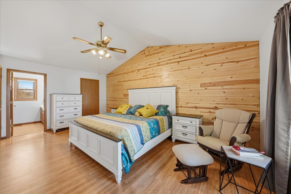 41 Whispering Drive, Streamwood, IL 60107