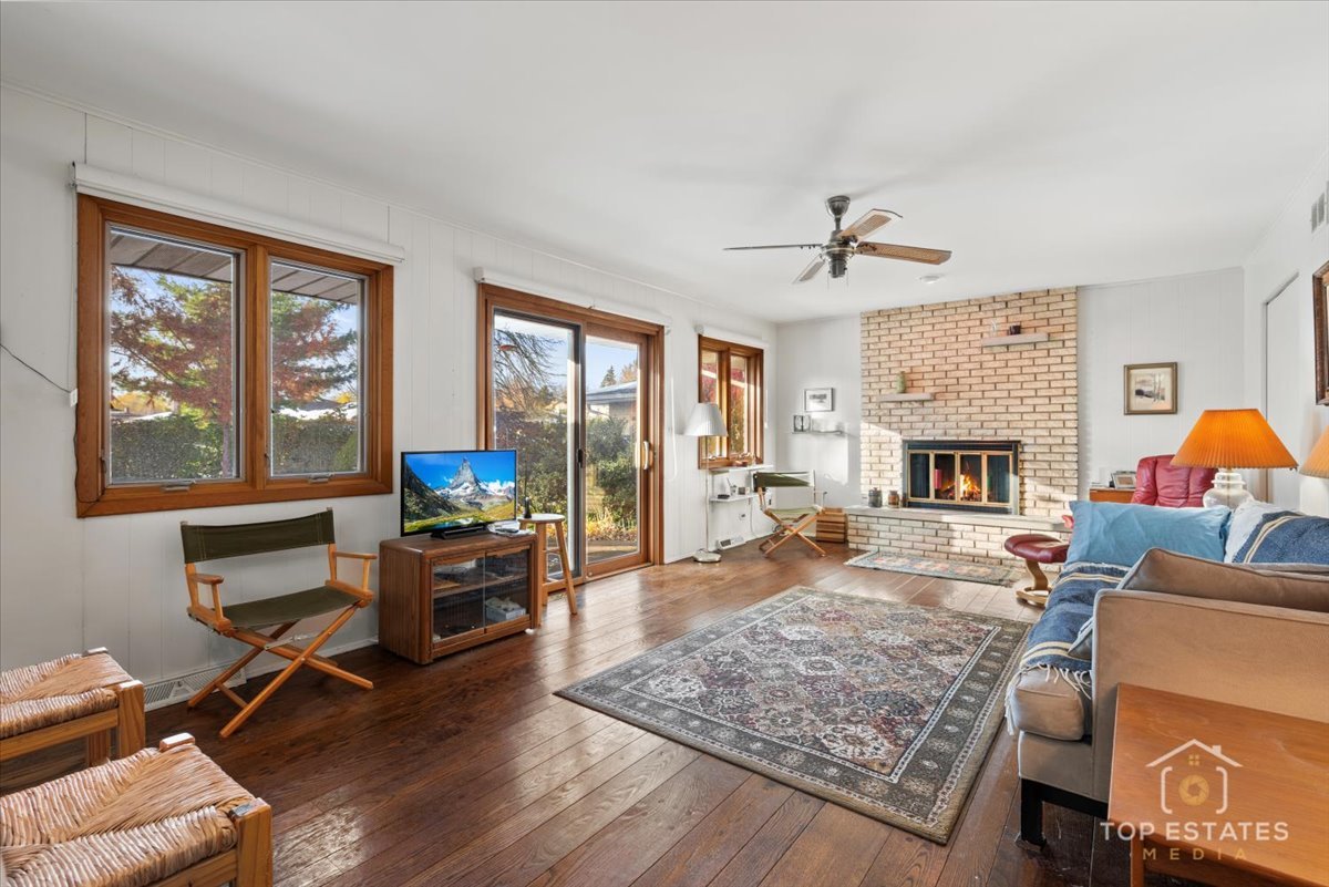 1802 N Aspen Drive, Mount Prospect, IL 60056