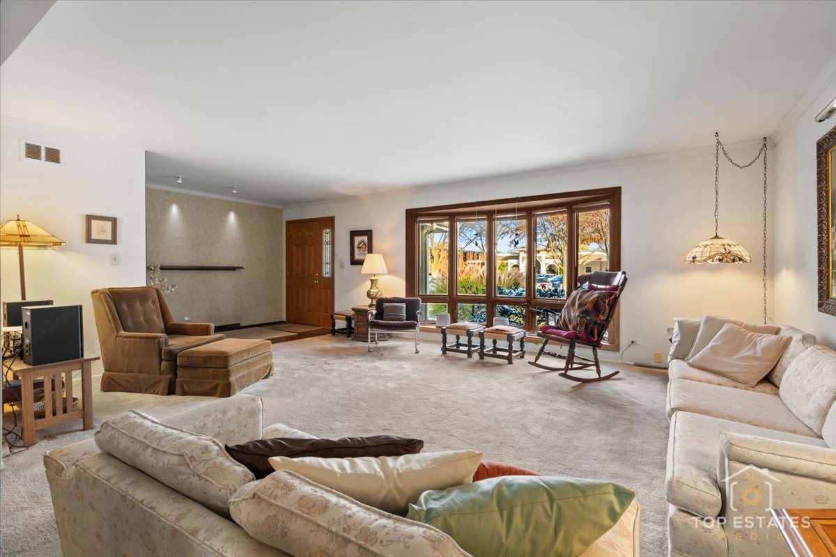 1802 N Aspen Drive, Mount Prospect, IL 60056