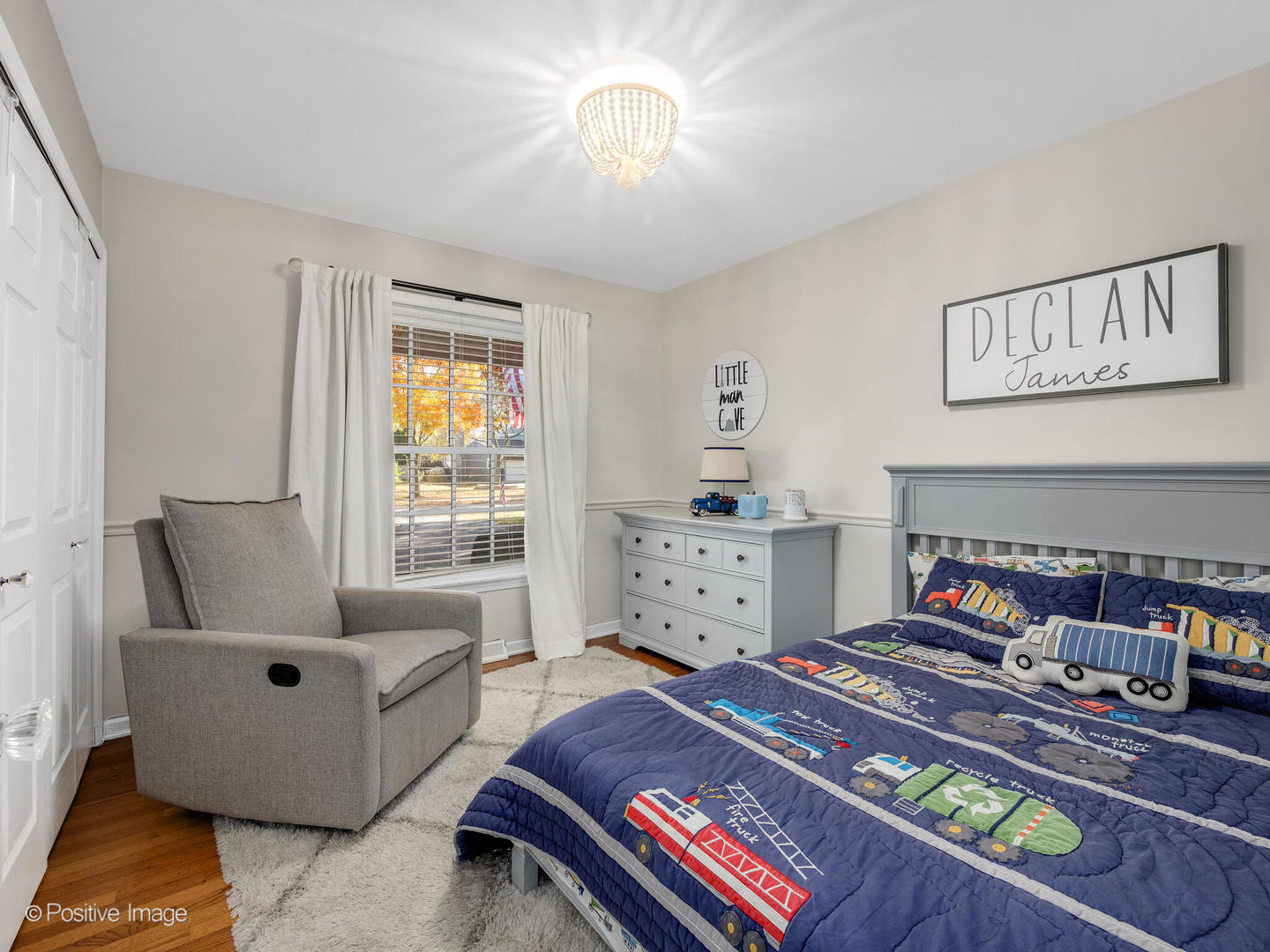 2S386 SENECA Drive, Wheaton, IL 60189