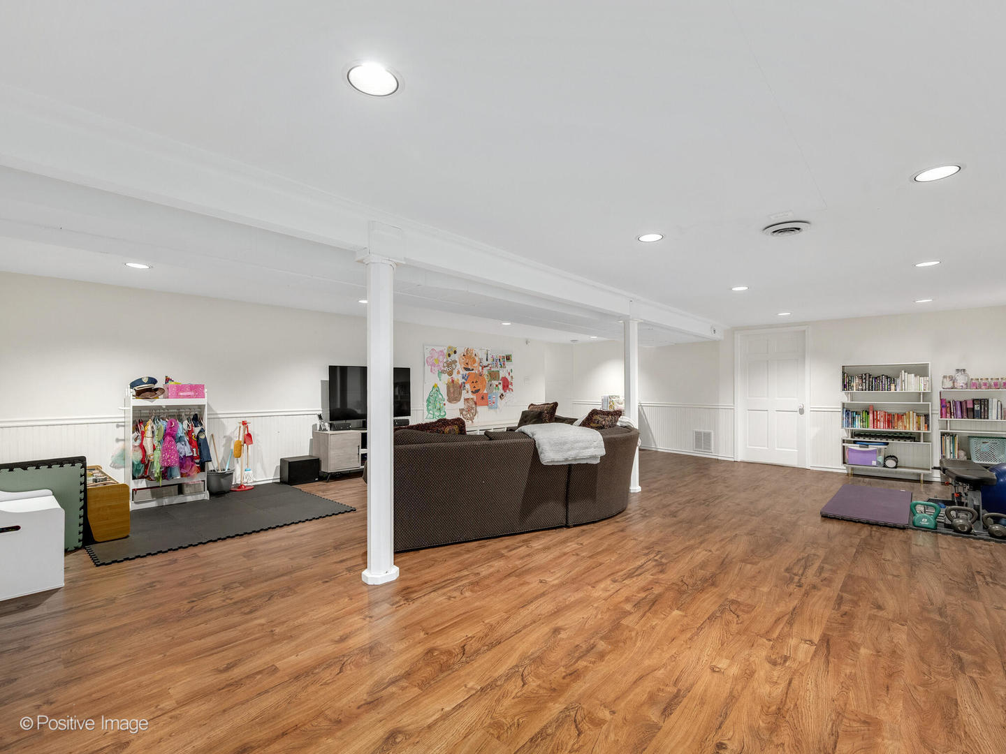 2S386 SENECA Drive, Wheaton, IL 60189