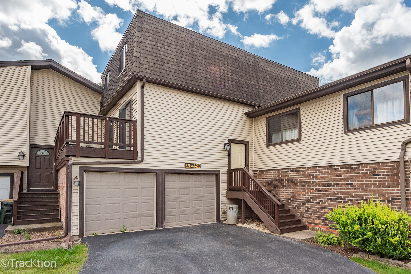 29W425 THORNWOOD Lane, Warrenville, IL 60555