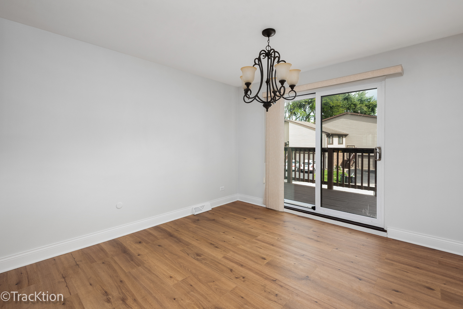 29W425 THORNWOOD Lane, Warrenville, IL 60555