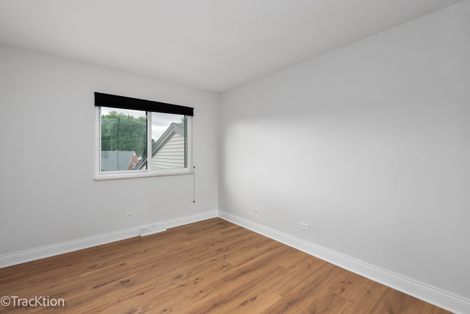 29W425 THORNWOOD Lane, Warrenville, IL 60555