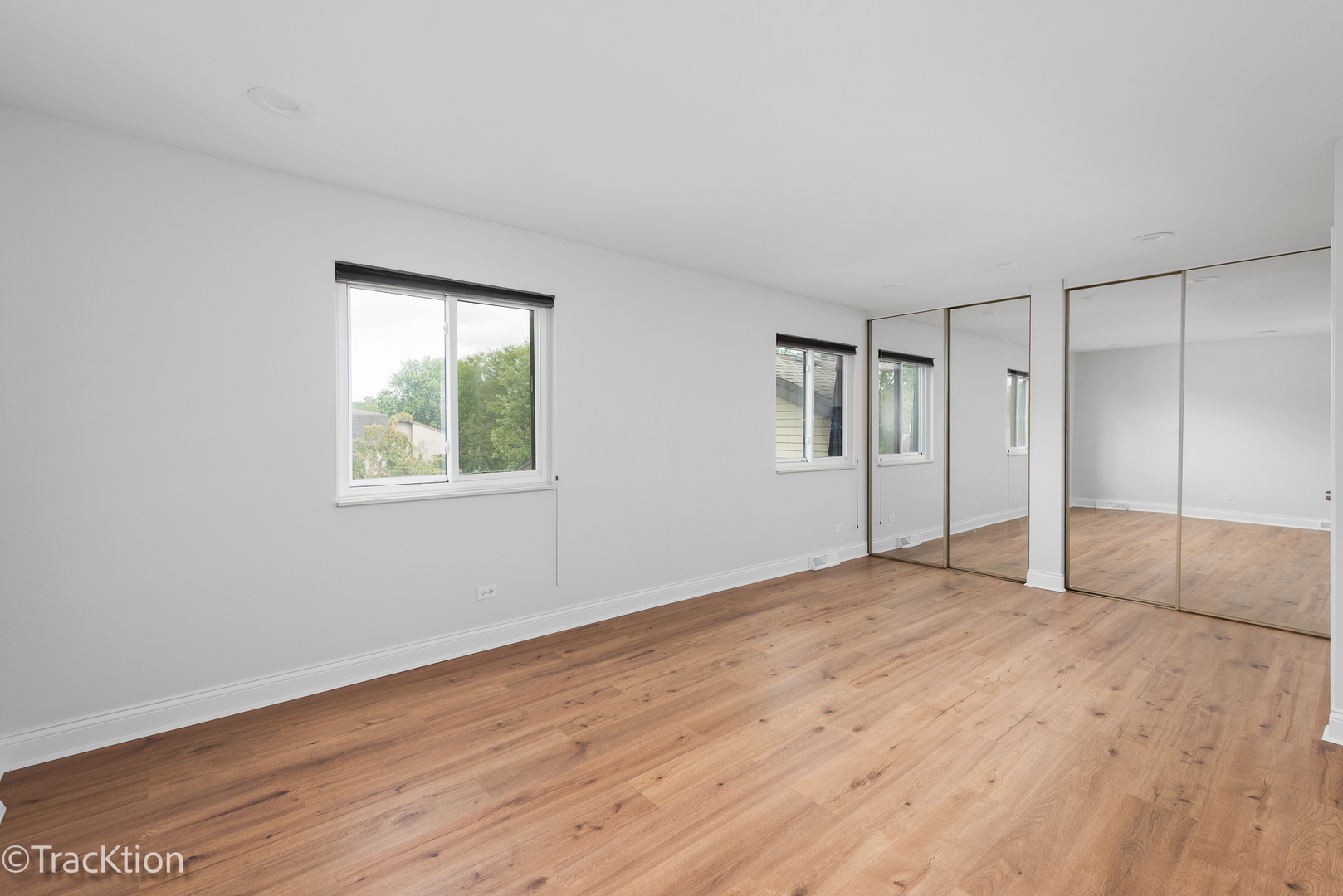 29W425 THORNWOOD Lane, Warrenville, IL 60555