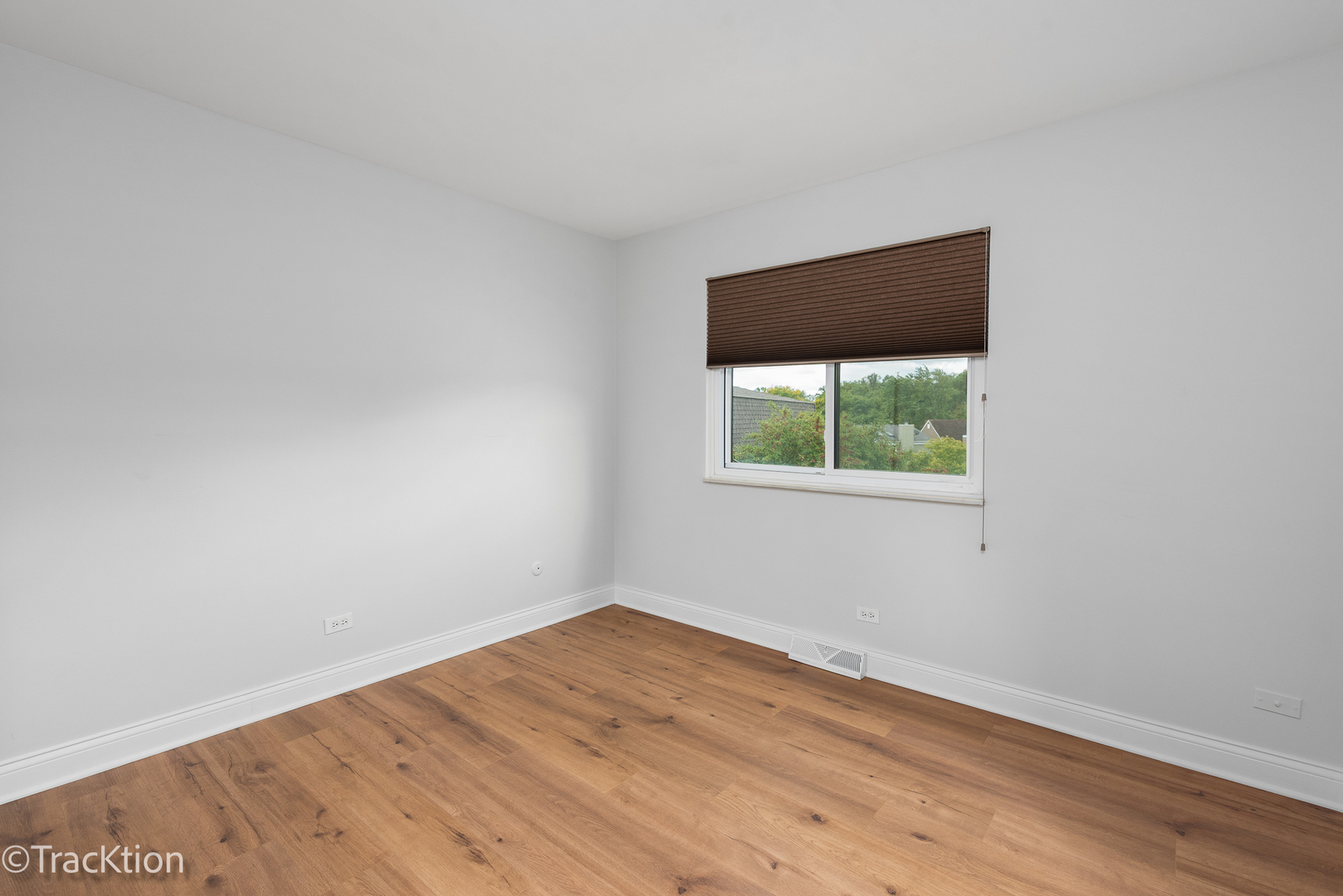 29W425 THORNWOOD Lane, Warrenville, IL 60555