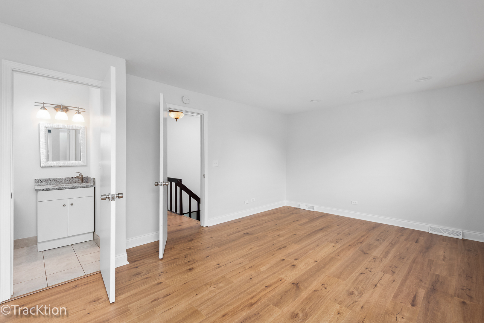 29W425 THORNWOOD Lane, Warrenville, IL 60555