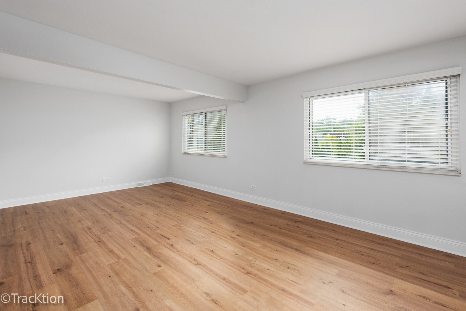 29W425 THORNWOOD Lane, Warrenville, IL 60555