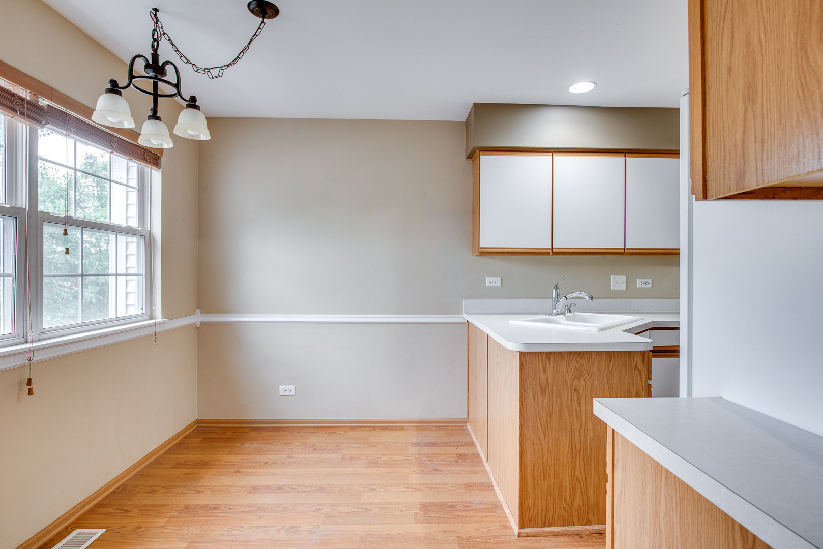 2492 Dickens Drive #2492, Aurora, IL 60503