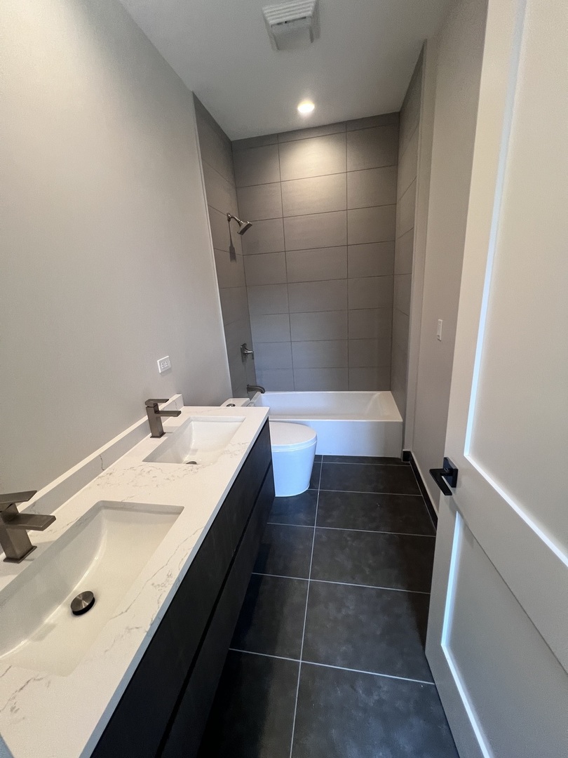 1039 W Belmont Avenue #4, Chicago, IL 60657