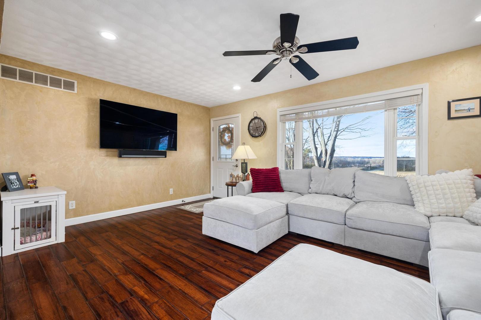 15945 Gresham Road, Mackinaw, IL 61755