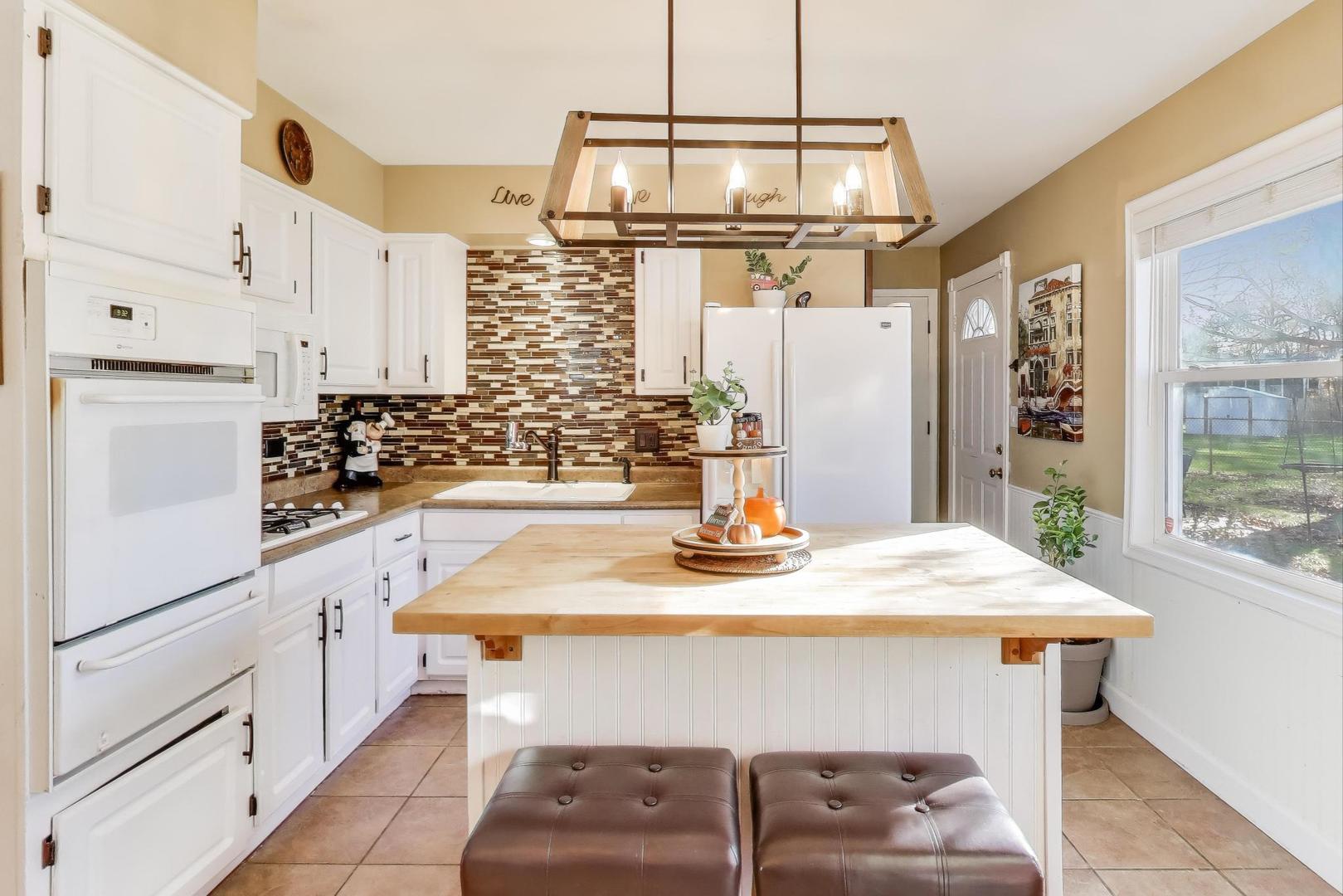 18323 W Woodland Terrace, Gurnee, IL 60031