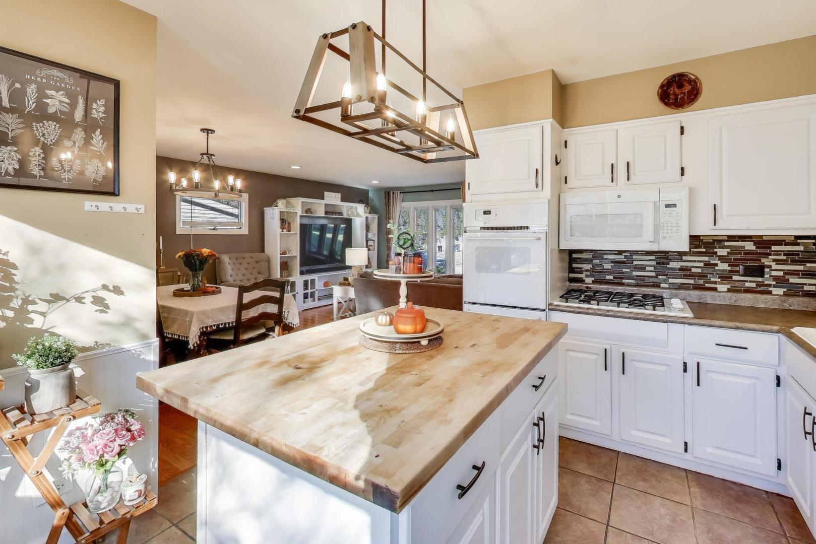 18323 W Woodland Terrace, Gurnee, IL 60031