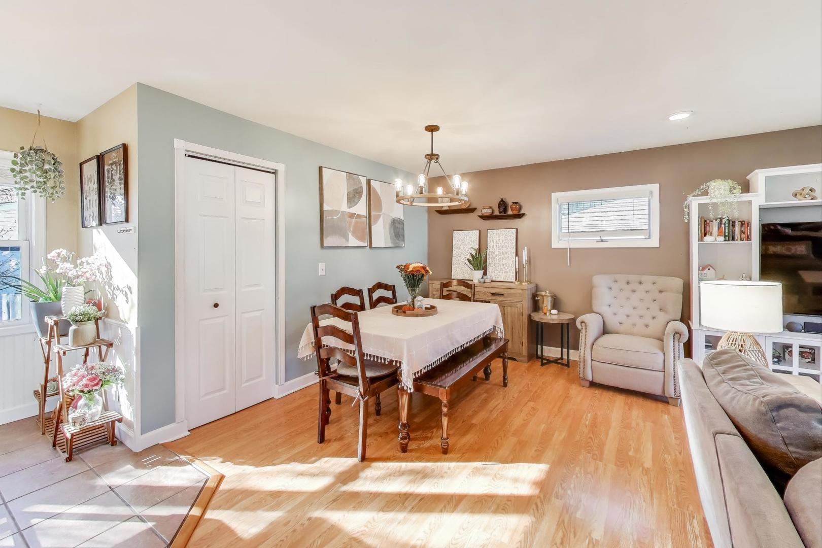 18323 W Woodland Terrace, Gurnee, IL 60031