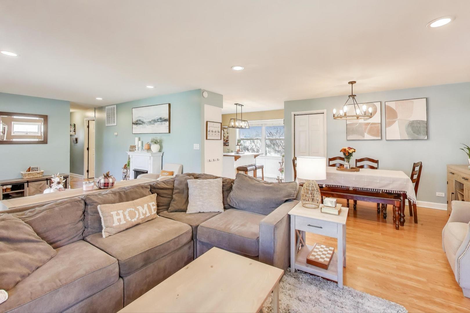 18323 W Woodland Terrace, Gurnee, IL 60031