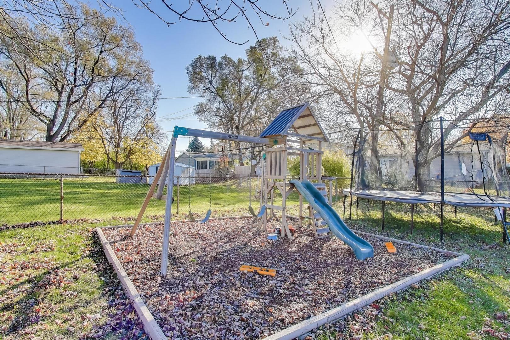 18323 W Woodland Terrace, Gurnee, IL 60031