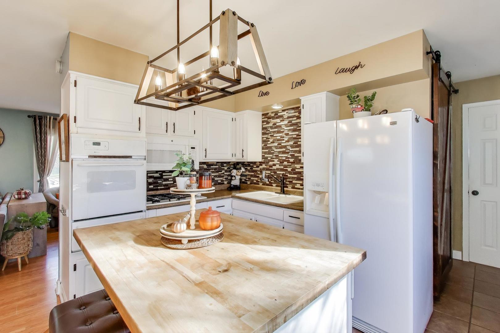 18323 W Woodland Terrace, Gurnee, IL 60031