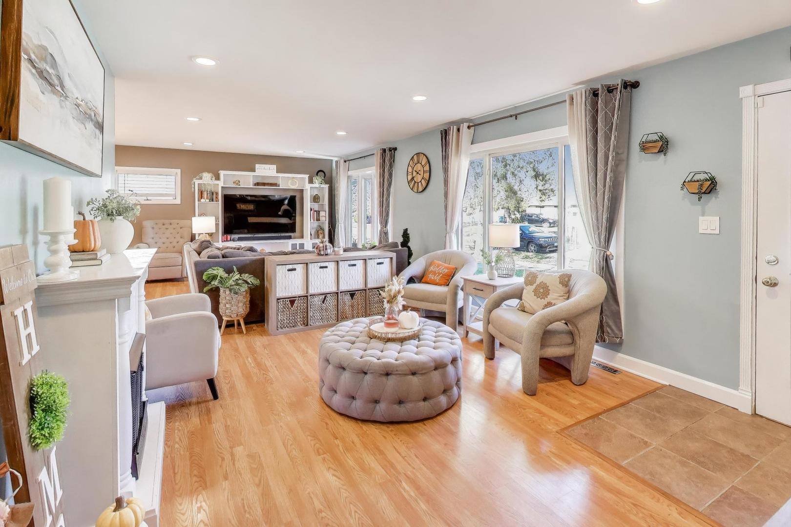 18323 W Woodland Terrace, Gurnee, IL 60031